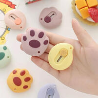 Cúter con forma de patita de gato. Con cuchilla pequeña, apta para cortar cartones, plástico, etc. Papelería pequeña tamaño bolsillo.