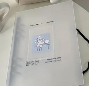 1 carpeta A5, para que las pcs de tu colección se mantengan seguras de cualquier doble o mal cuidado.