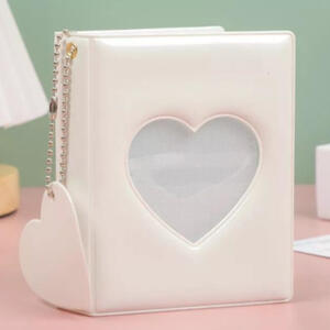 Libro de fotos especial para photocards. Con buena protección material resistente. Diseño especial de corazón + colgante de este mismo.