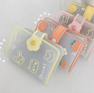 Libro de fotos especial para photocards. Con buena protección material resistente. Diseño especial de osos y dibujos tiernos, tamaño pequeño.